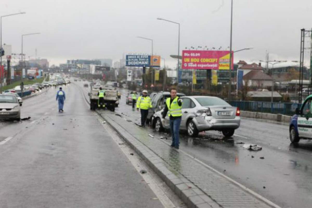 VIDEO / Accident grav, în zona Băneasa din Capitală! Au fost implicate trei maşini, iar opt persoane au fost rănite