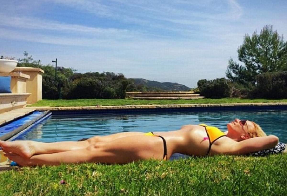 FOTO / S-a pozat tolănită pe marginea piscinei, dar a "scăpat" din vedere un detaliu! Britney Spears, de râsul internauţilor, după ce a făcut asta!