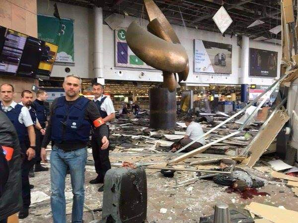 VIDEO / Imagini sângeroase de pe aeroportul Zaventem, din Bruxelles! S-a ridicat nivelul de alertă teroristă