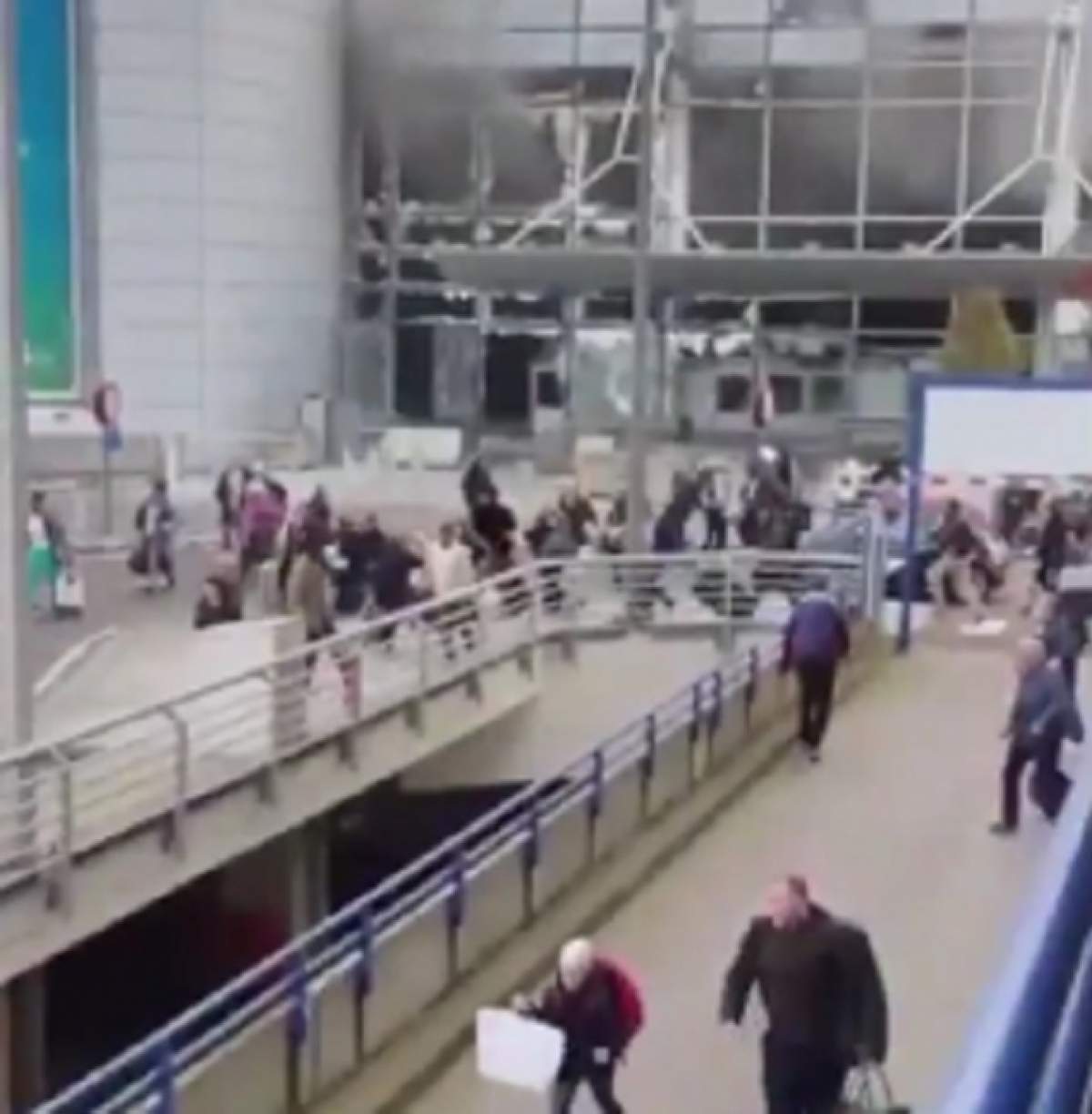 VIDEO / Cea mai dramatică imagine de pe aeroportul Zaventem, din Bruxelles. Îşi urlă durerea printre flăcări şi tavanul care pica