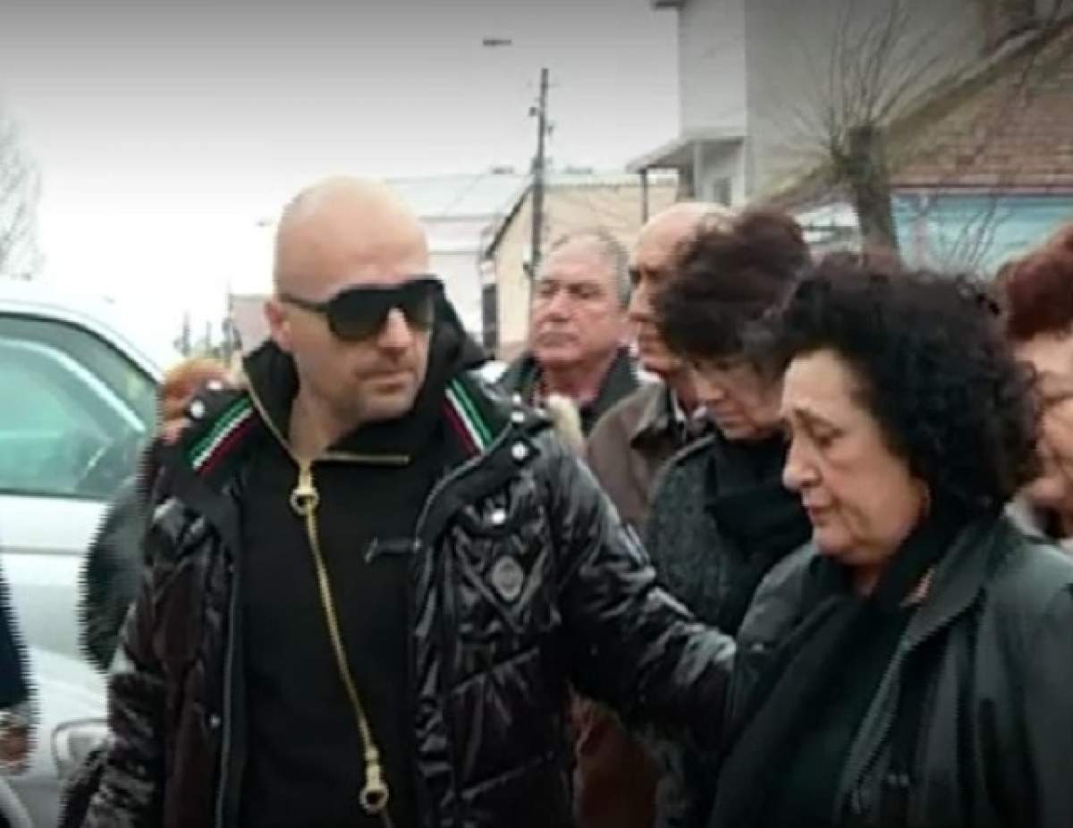 VIDEO / Costi Ioniţă şi-a condus tatăl şi unchiul pe ultimul drum! Imagini sfâşietoare de la cele două înmormântări