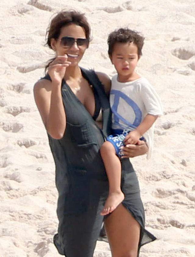 Foto / Nici ea nu mai e ce a fost. Halle Berry a surprins pe toată lumea cu apariţia în costum de baie