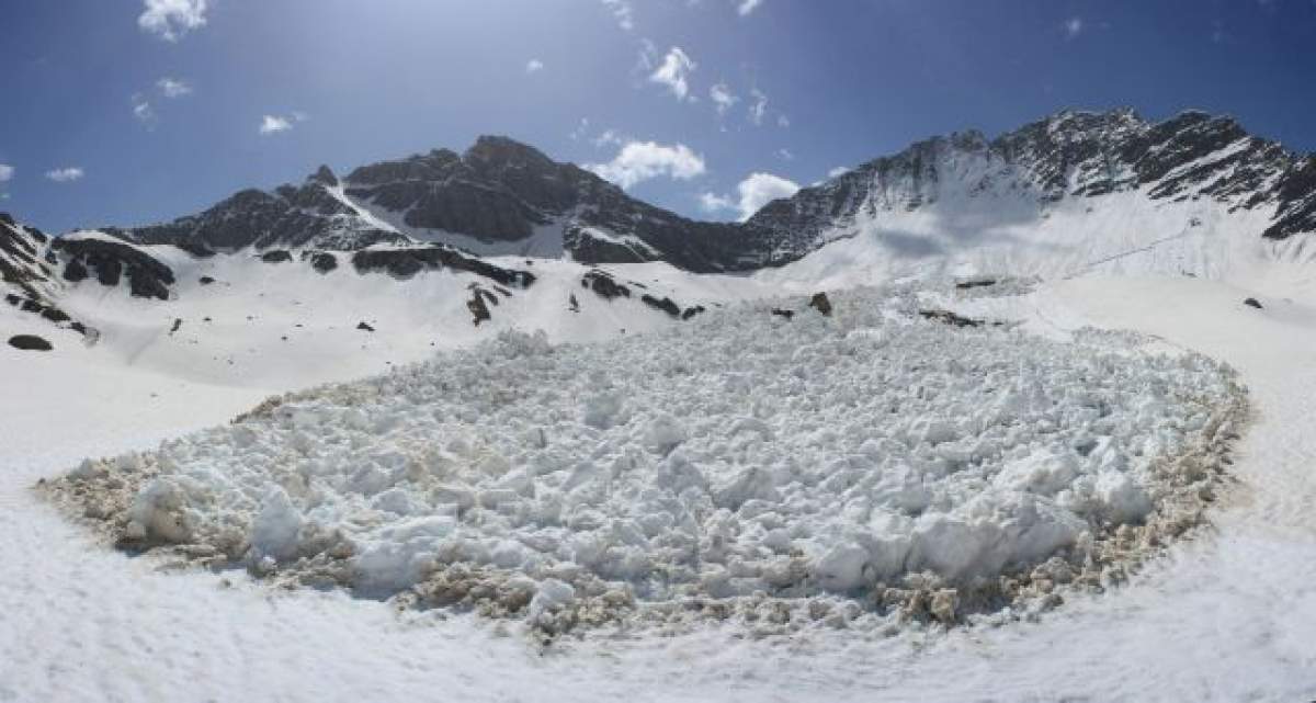 Şapte avalanşe în masivul Bucegi. Riscul de producere se menţine ridicat