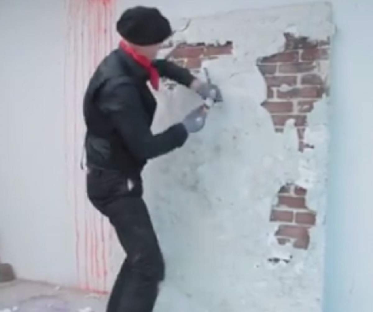 VIDEO / S-a pus în faţa unui zid şi a început să-i spargă tencuiala! Rezultatul a şocat o lume întreagă