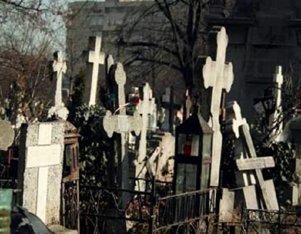 VIDEO/Show total la o înmormântare cu lăutari. Rudele şi prietenii mortului au făcut un gest care i-a lăsat pe toți mască!