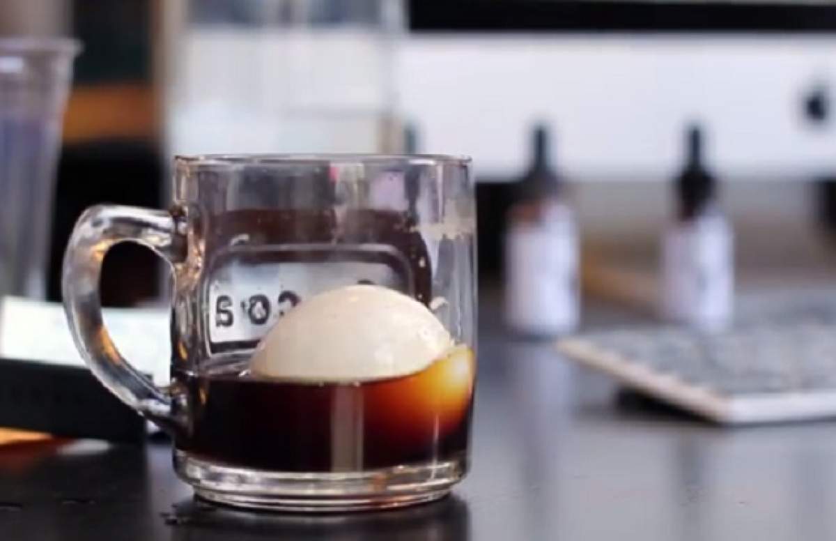 VIDEO / A băgat un ou într-o cană cu cafea! Motivul nu l-ai ghici nici în 1000 de ani