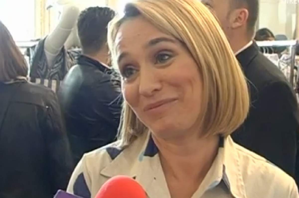 VIDEO / Andreea Esca, bună de admirat şi atins de fani! "Sunt expusă la muzeu până mâine"