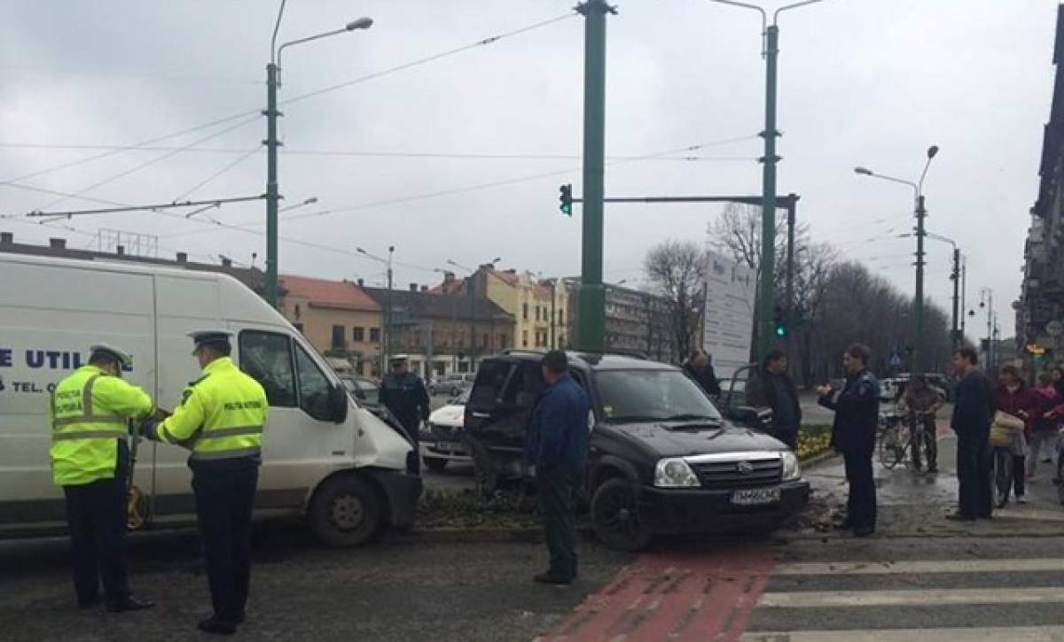 Accident terifiant! Doi copii au ajuns la spital, după ce maşină de teren s-a ciocnit cu un microbuz