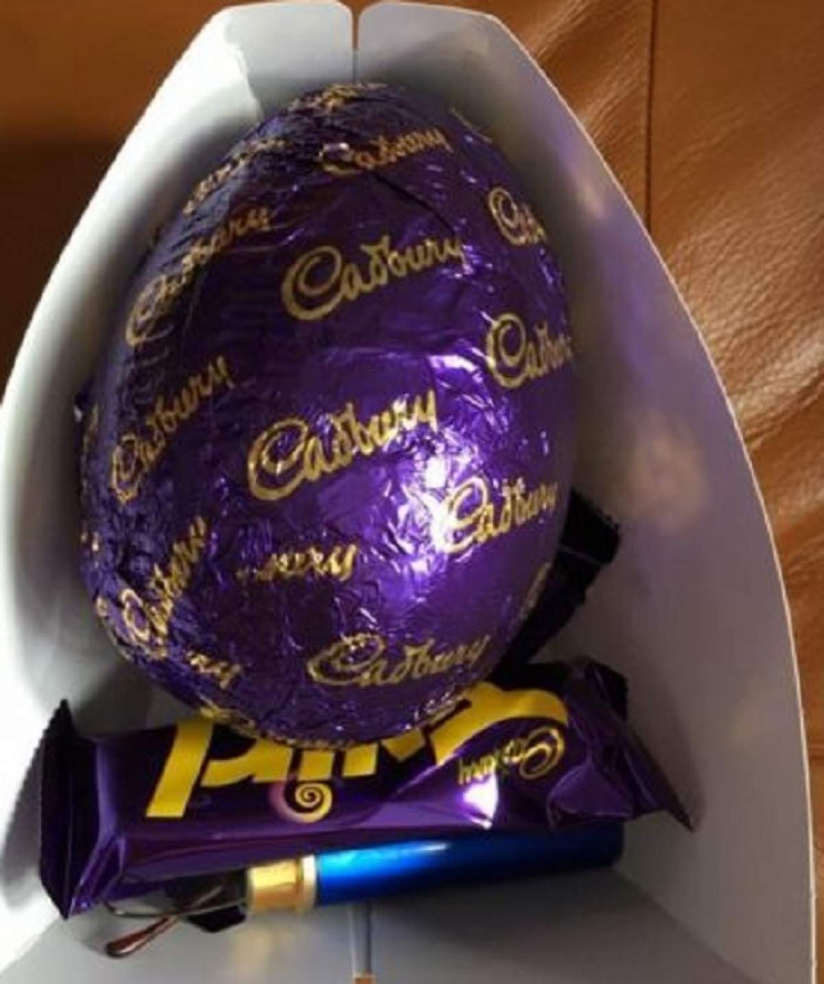 A primit în dar un ou de ciocolată! Un copil a avut parte de surpriza vieţii când a văzut ce a găsit în interior. Imaginea a devenit virală