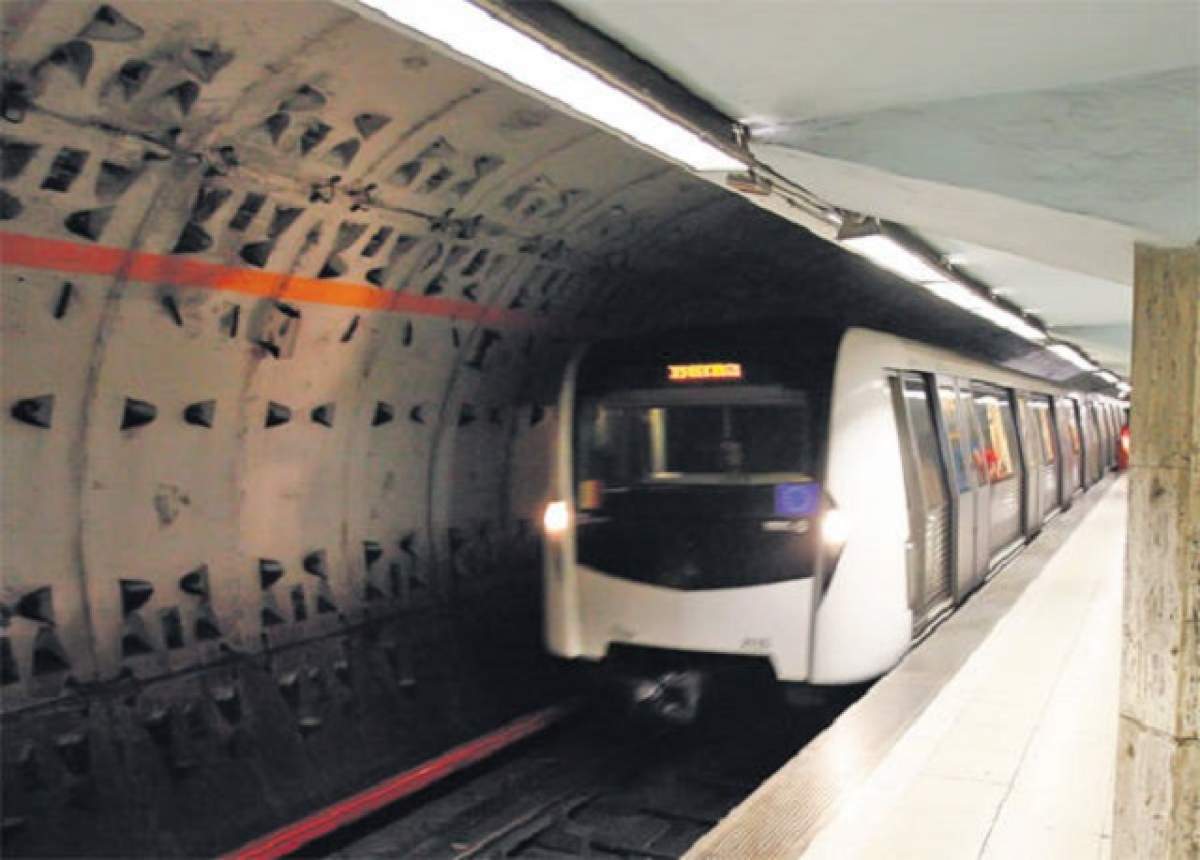 Panică la metrou în București! O garnitură a luat foc la o oră de vârf