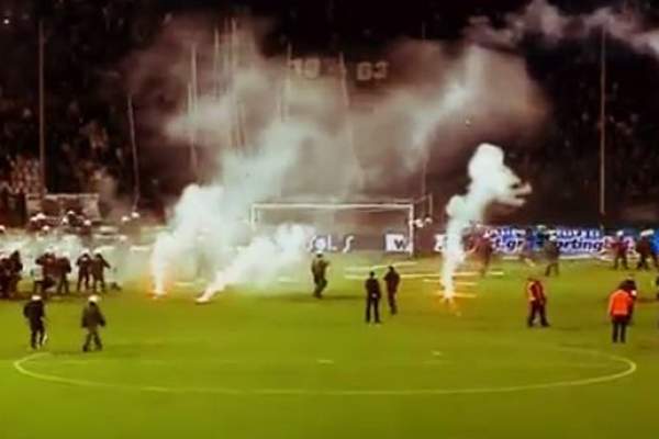 VIDEO / Fotbalul a murit în Grecia! Scene de groază surprinse pe un stadion elen!