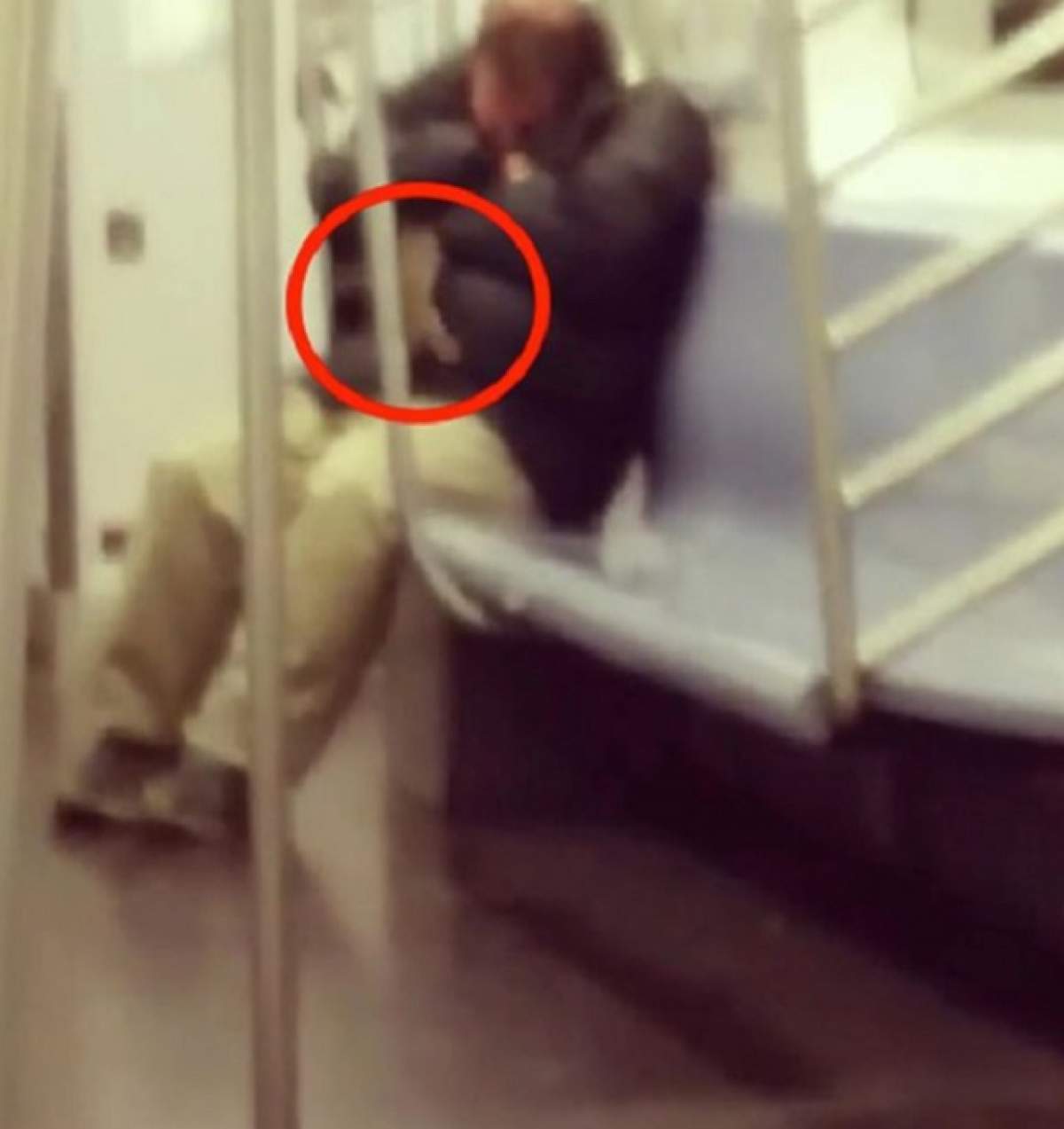 VIDEO / Motivul pentru care NU TREBUIE să aţipeşti în metrou! Ce a păţit bărbatul din imagine a devenit viral!