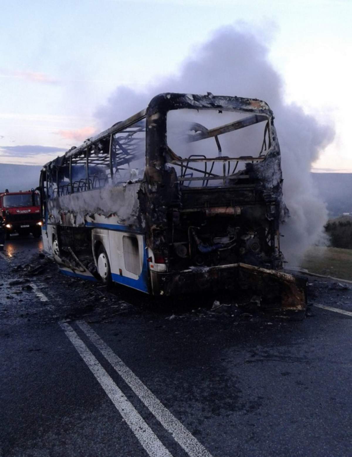 FOTO / Incendiu devastator, în Cluj Napoca! Un autocar în care se aflau persoane a fost mistuit de flăcări