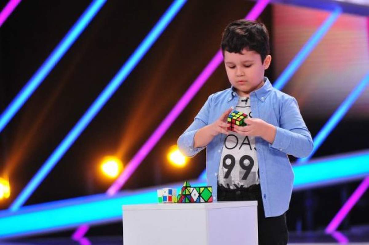 VIDEO / Momentul care va rămâne în istoria televiziunii! Un puști de doar șapte ani rezolvă cuburile Rubik cât ai zice ”pește”