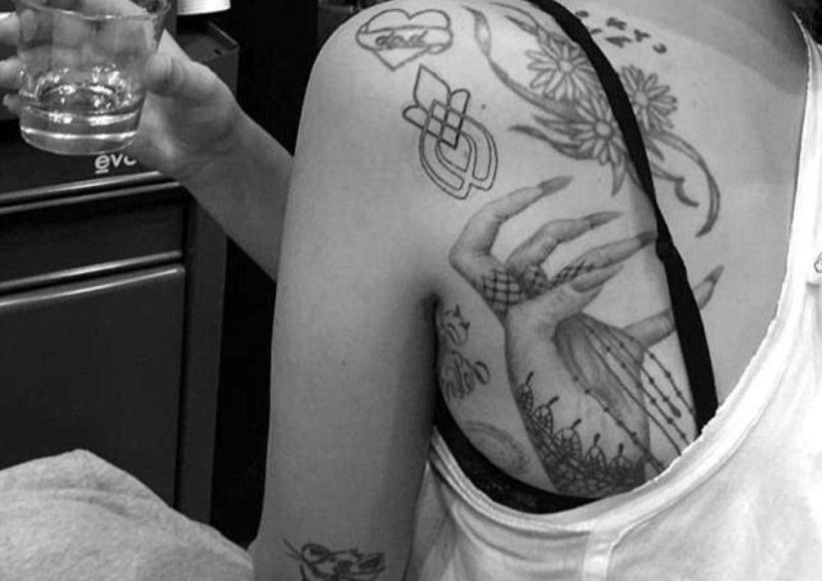 FOTO & VIDEO / Lady Gaga, un nou tatuaj plin de semnificaţii! Alţi oameni abuzaţi sexual în copilărie şi-au tatuat acelaşi semn