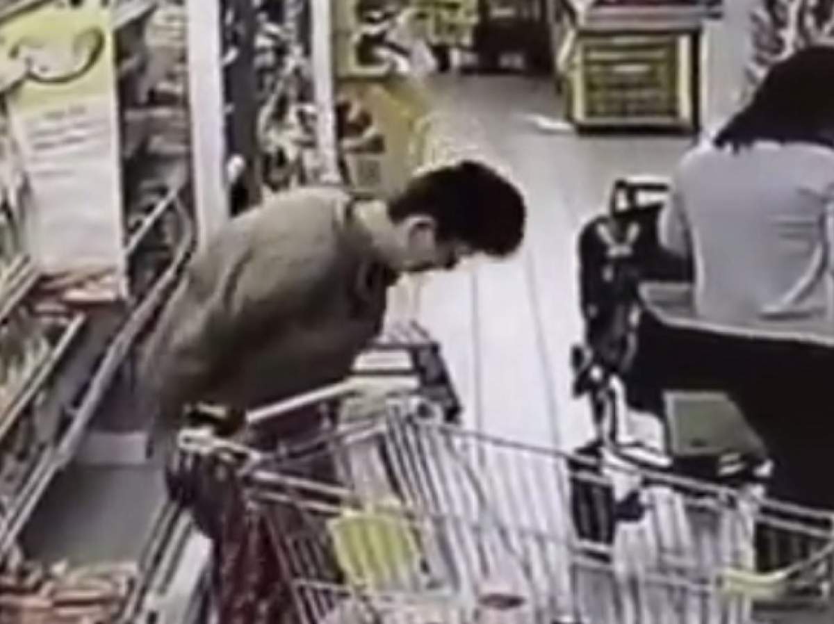 VIDEO / O femeie şi-a dat jos pantalonii în supermarket şi s-a aşezat cu fundul pe frigidere! Imaginile care au făcut înconjurul lumii
