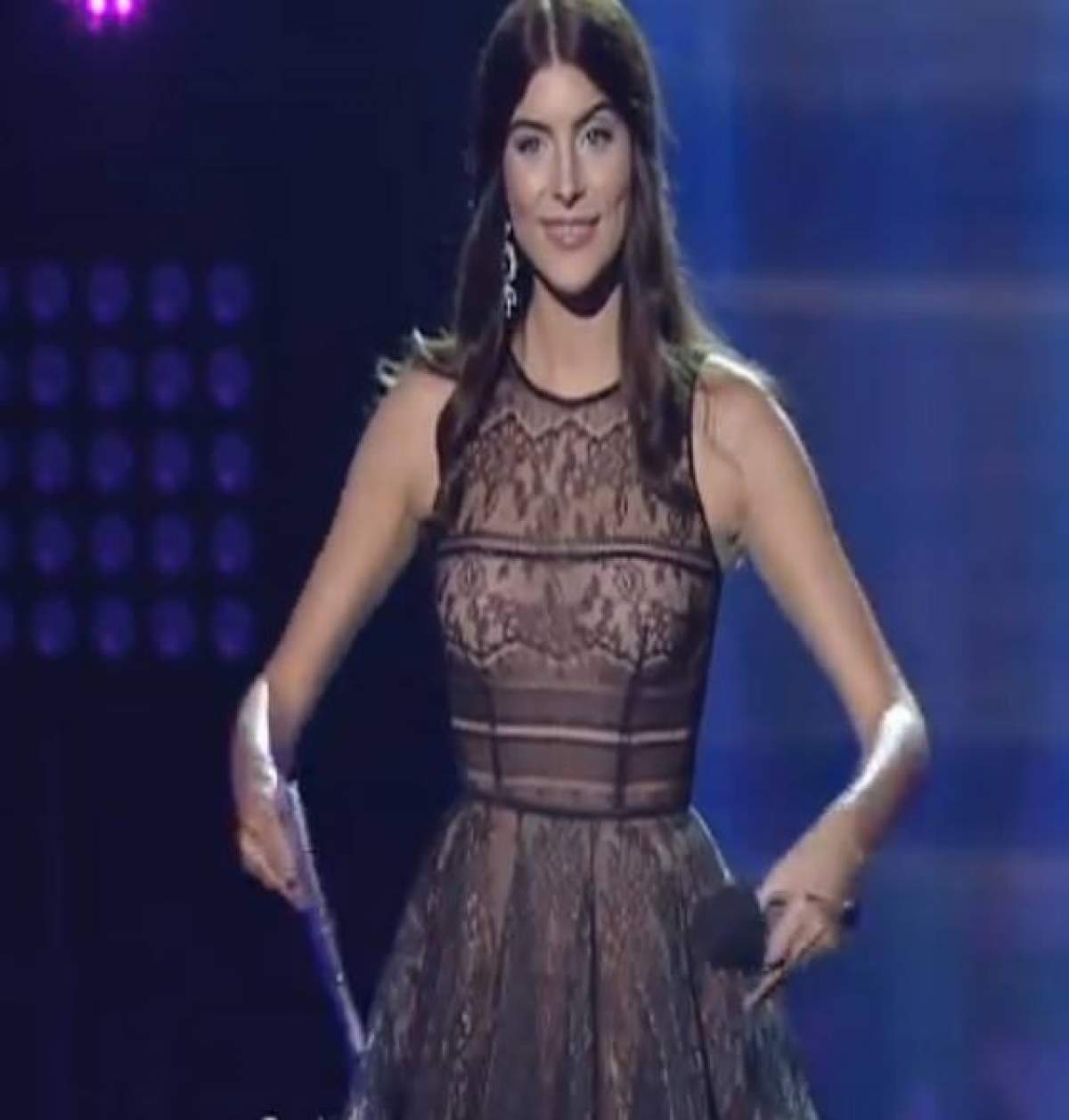 Toţi ochii au fost pe rochia ei. Cum s-a îmbrăcat Ioana Voicu, prezentatoarea "Eurovision 2016"