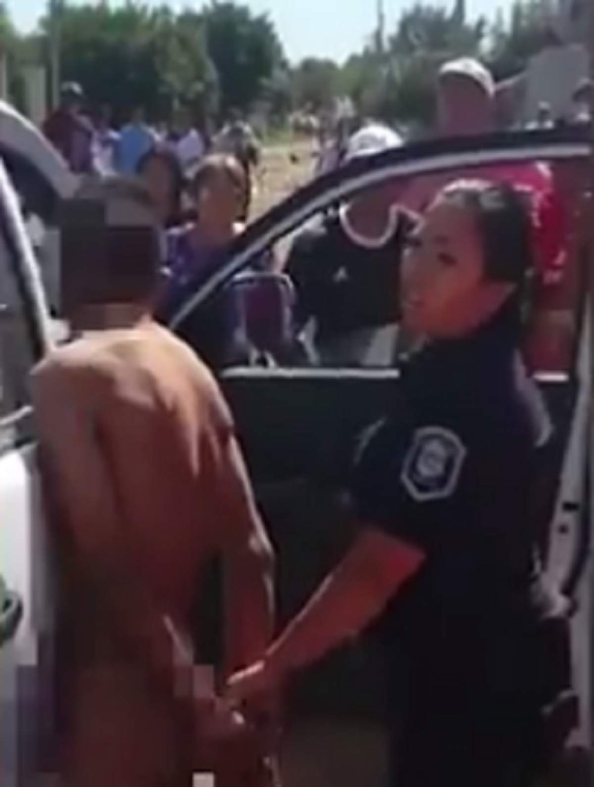 VIDEO / Imagini şocante! A fost prins în timp ce încerca să violeze o fetiţă de 8 ani şi a fost obligat să meargă gol pe stradă