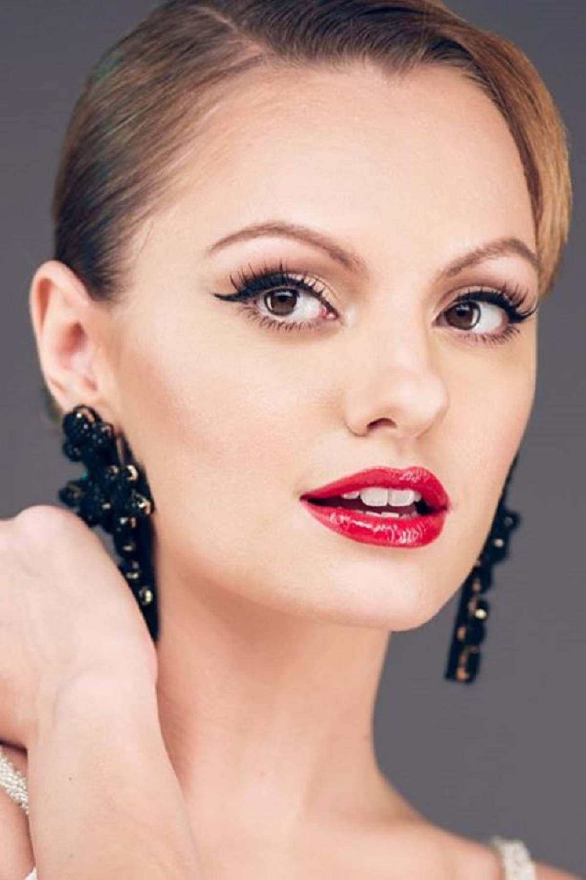 Alexandra Stan a renunţat la mască! Solista s-a pozat nemachiată. Îţi place cum arată naturală?