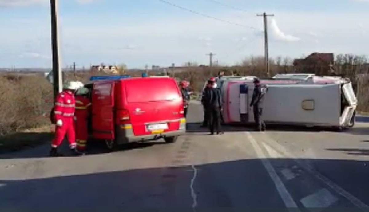 Accident grav în Olt! O ambulanţă care transporta o fetiţă operată pe creier a fost lovită de un camion
