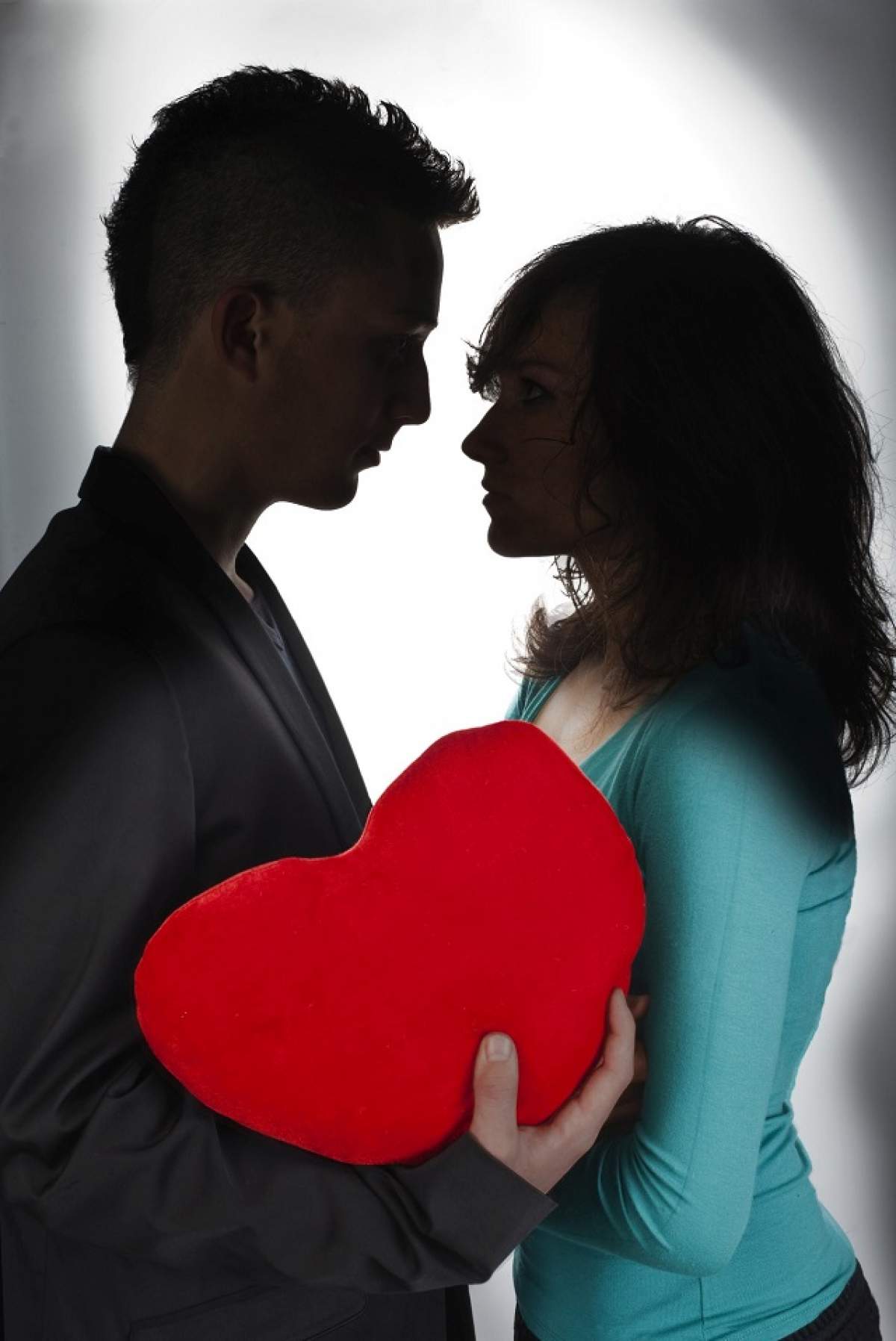 ÎNTREBAREA ZILEI - VINERI: Cine spune primul "Te iubesc" în relaţie?