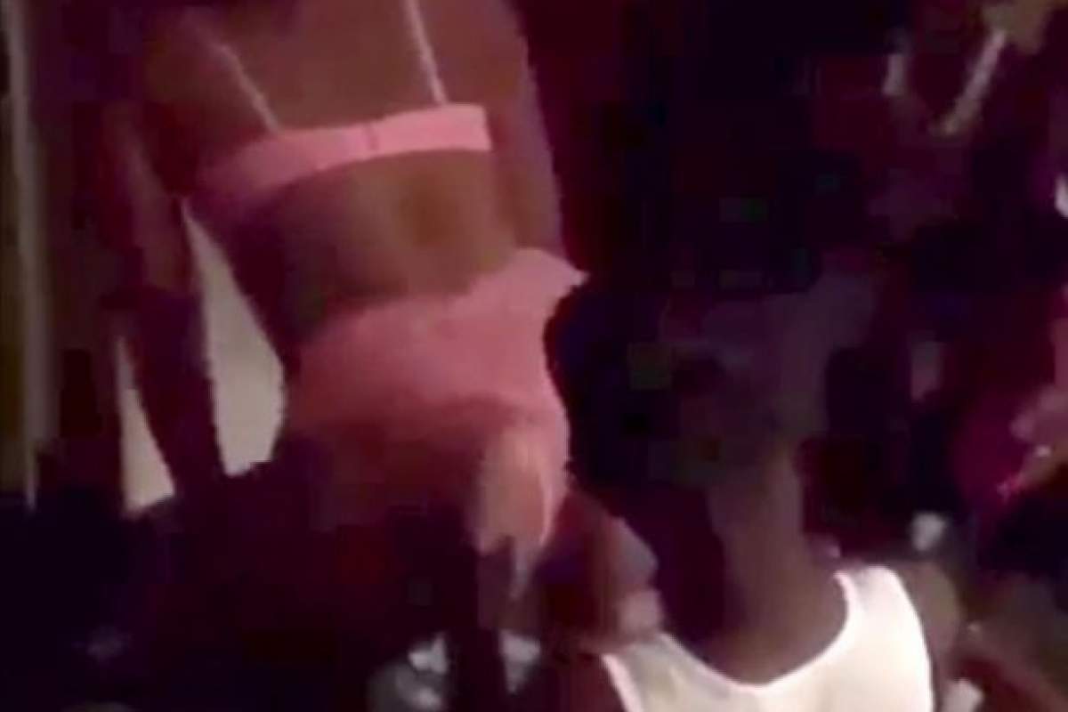 VIDEO / Doamne, şi mai zice că e mamă! O femeie a adus o stripteusă la petrecerea de 8 ani a fiului ei