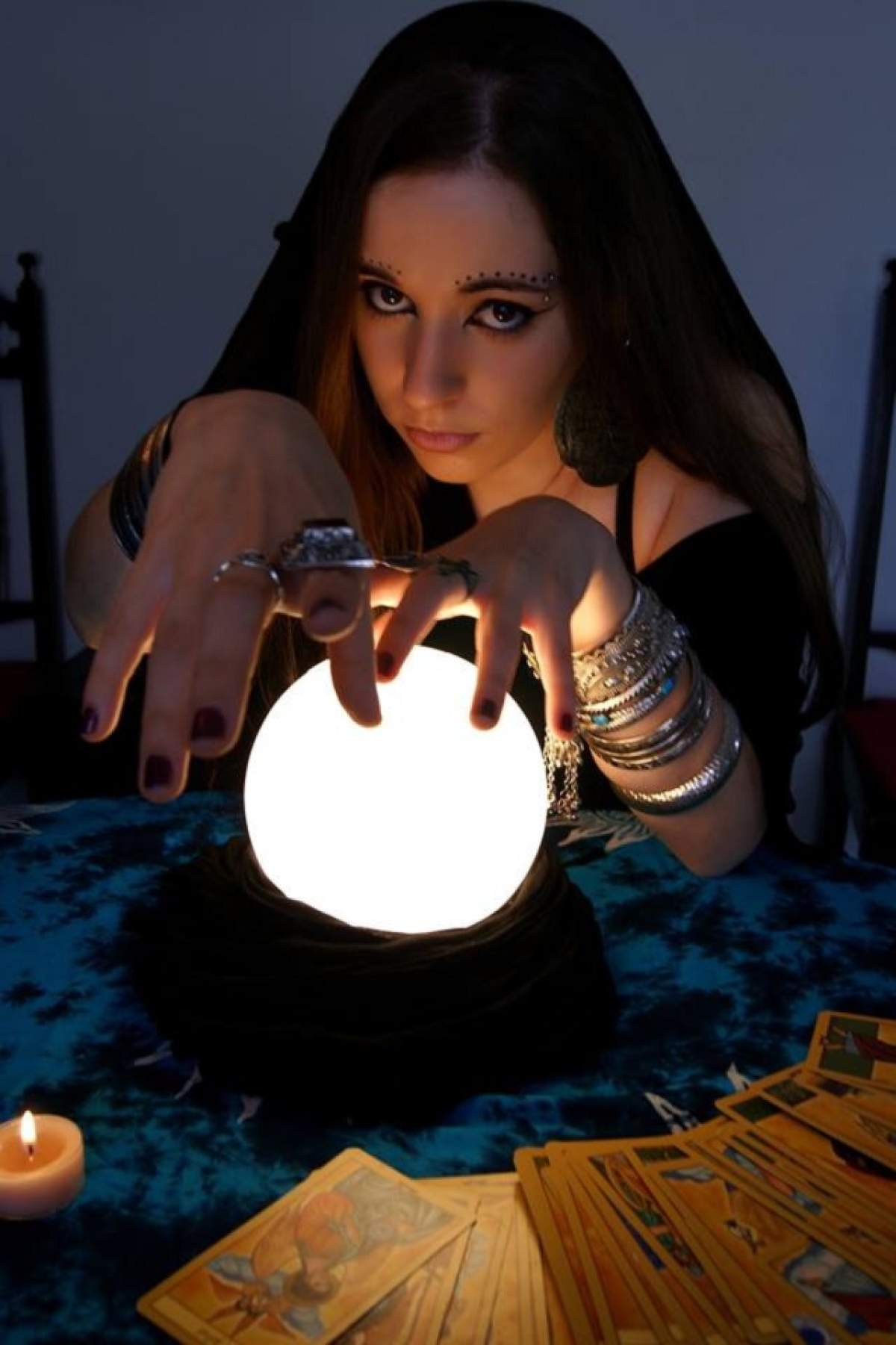 Ce vei face peste 10 ani în funcţie de zodie? Berbecii se căsătoresc, iar Peştii...