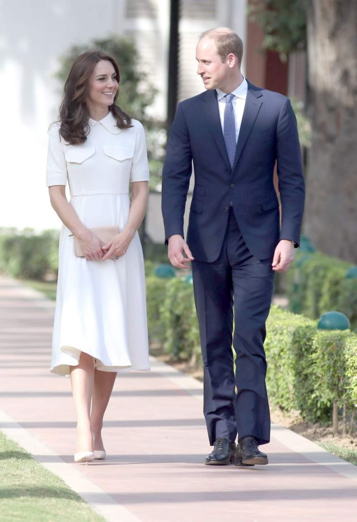 VIDEO / Gafă după gafă! După ce și-a arătat lenjeria intimă la un eveniment oficial, Kate Middleton a arătat ce ascunde în pantofi. Şi nu e plăcut deloc