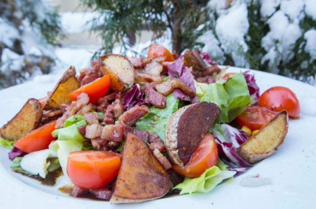 REŢETA ZILEI - MARŢI: Salată consistentă cu cartofi şi şunculiţă