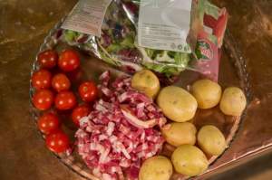 REŢETA ZILEI - MARŢI: Salată consistentă cu cartofi şi şunculiţă