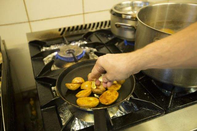 REŢETA ZILEI - MARŢI: Salată consistentă cu cartofi şi şunculiţă