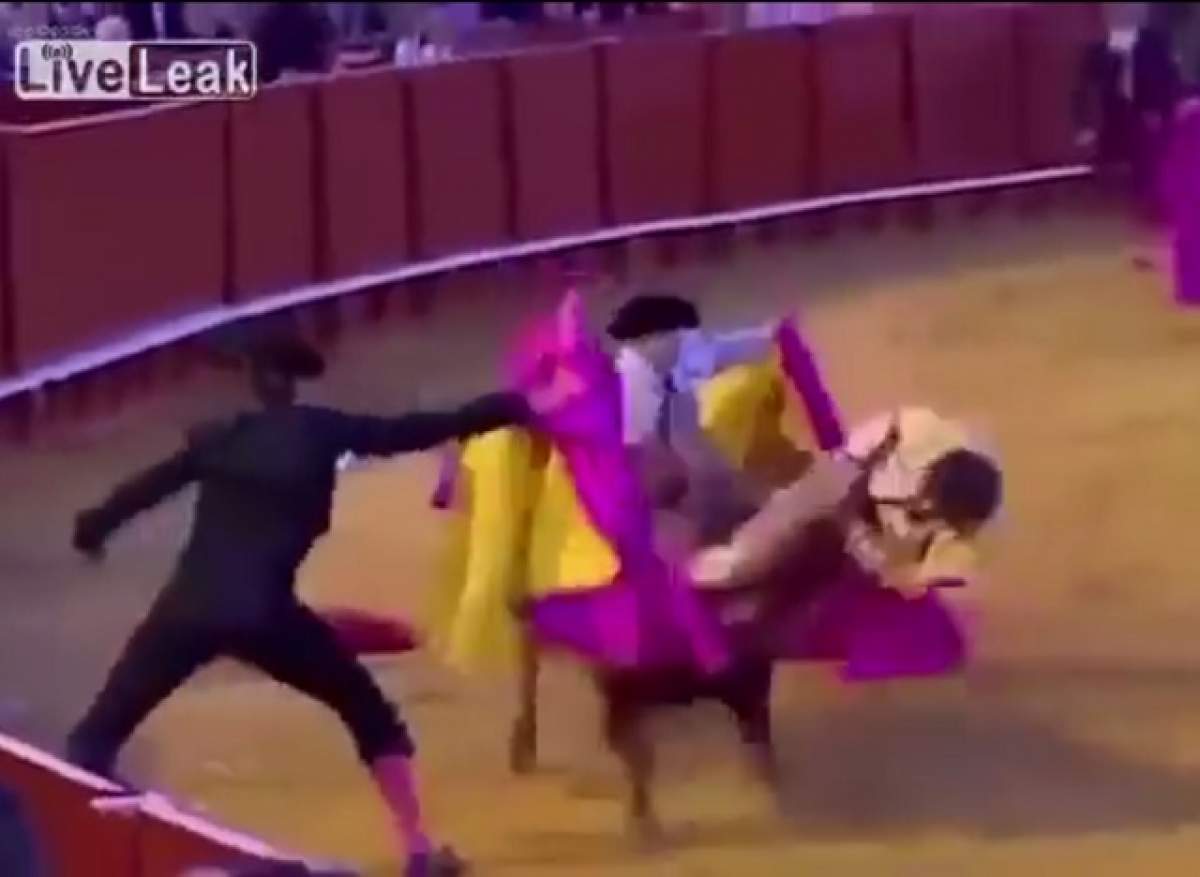 VIDEO / A vrut să facă show total, dar a fost lovit de un taur furios într-o zonă mult prea sensibilă! Întreg momentul a fost filmat