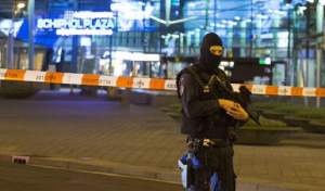 VIDEO / Aeroportul din Amsterdam, evacuat din cauza unei alerte cu bombă! Imaginile terorii au împânzit internetul