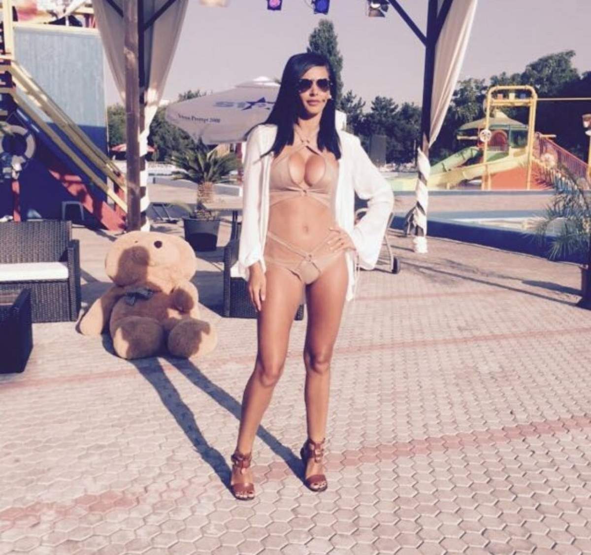 VIDEO / A ieşit soarele şi a renunţat la haine în platoul emisiunii! Raluca Dumitru a prezentat vremea în costum de baie