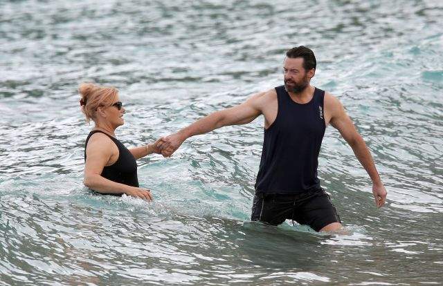 FOTO / Soția lui Hugh Jackman are nevoie urgentă să treacă pe la sală. Cum a apărut la plajă cu celebrul actor