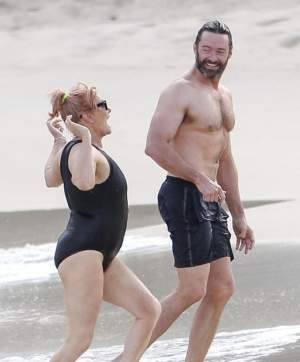 FOTO / Soția lui Hugh Jackman are nevoie urgentă să treacă pe la sală. Cum a apărut la plajă cu celebrul actor