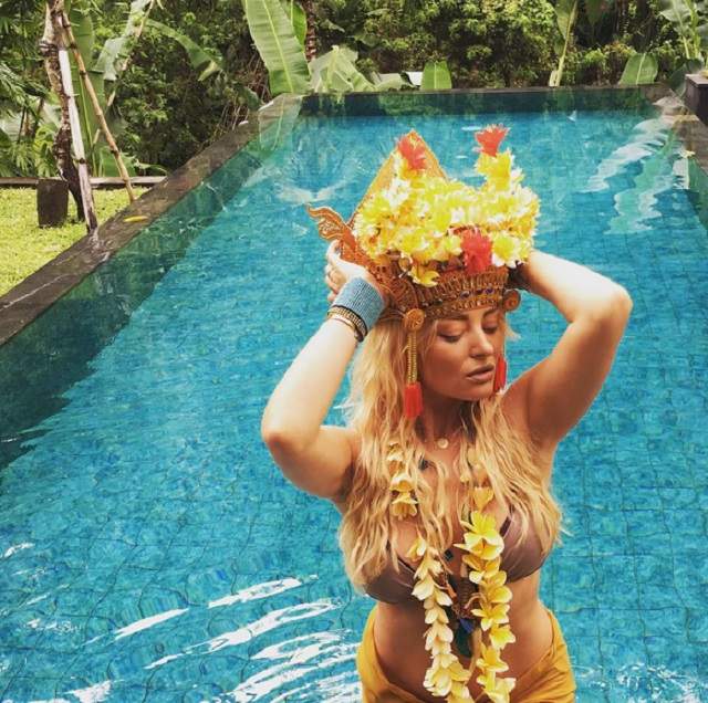 FOTO / Delia, fierbinte în Bali! Artista încinge atmosfera în vacanţa exotică. La prima vedere ai jura că e goală