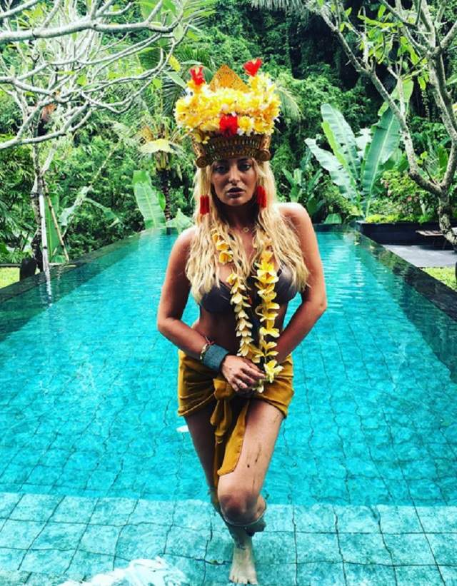 FOTO / Delia, fierbinte în Bali! Artista încinge atmosfera în vacanţa exotică. La prima vedere ai jura că e goală