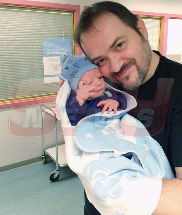 FOTO / Un cântăreţ celebru, tătic pentru a treia oară! Primele imagini cu bebeluşul