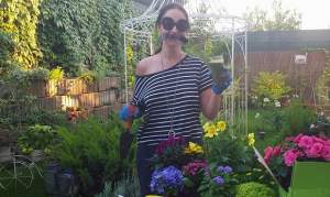 FOTO incendiar! Andreea Marin, cu ochelari şi cu mustaţă în grădină