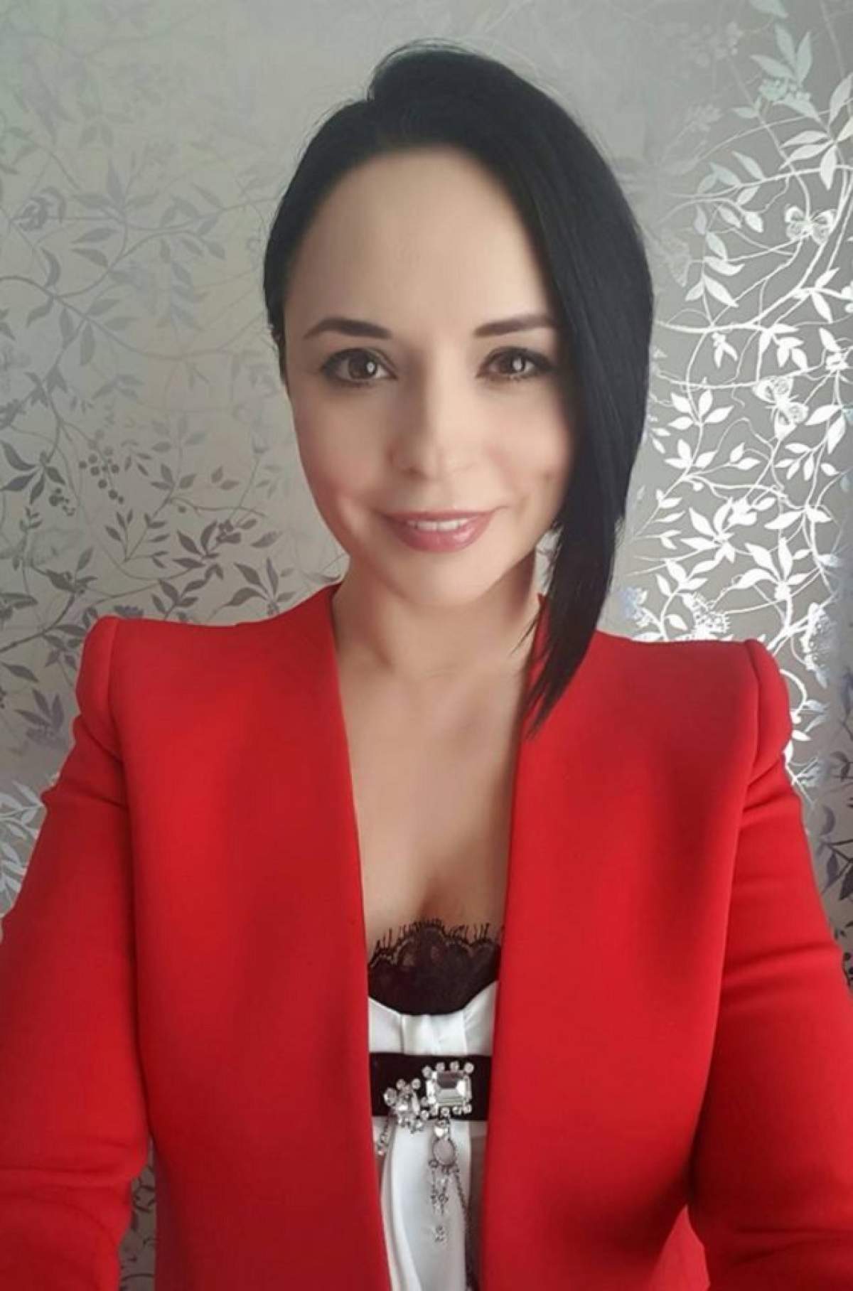 FOTO incendiar! Andreea Marin, cu ochelari şi cu mustaţă în grădină