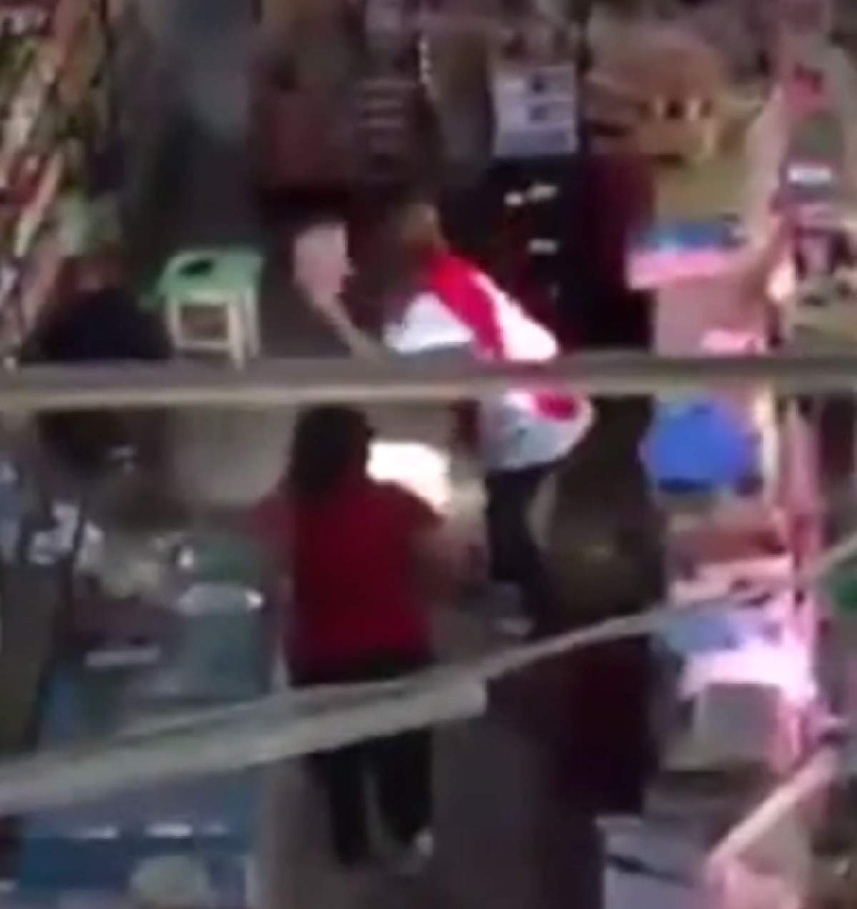 VIDEO SCANDALOS! Asta e ce mâncăm! O vânzătoare din Craiova aruncă pe jos carnea, apoi o pune în vitrină