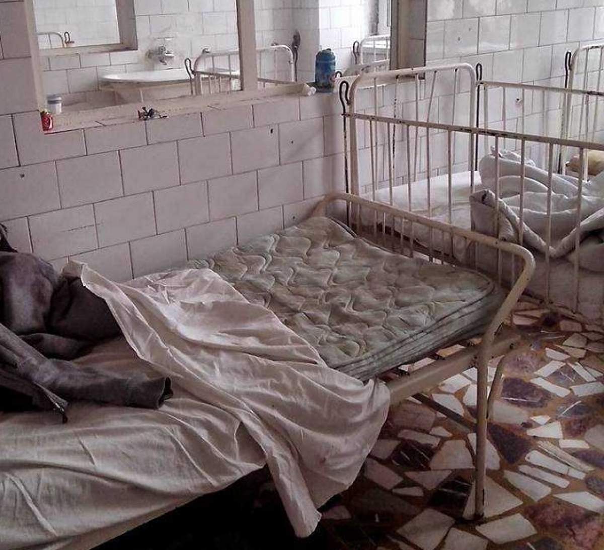 SCANDALOS! În ce condiţii sunt ţinuţi copiii internaţi într-un spital din România!