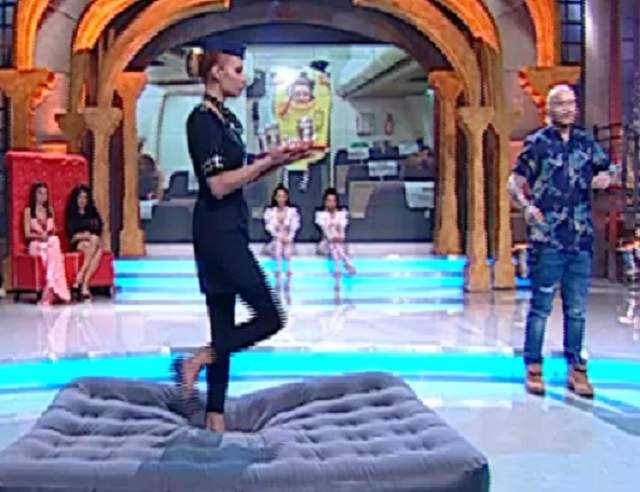 VIDEO / Scene fierbinţi între Ana Mocanu şi Beyonce de România! Manelista a pipăit-o pe sâni, iar asistenta "păcătoasă" a reacţionat instant: "Să nu-mi sară siliconul"