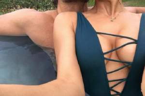 FOTO / Irina Shayk, irezistibil de sexy alături de iubitul ei! A îmbrăcat un costum de baie incendiar şi şi-a etalat sânii apetisanţi! Atenţie, imagine de infarct!