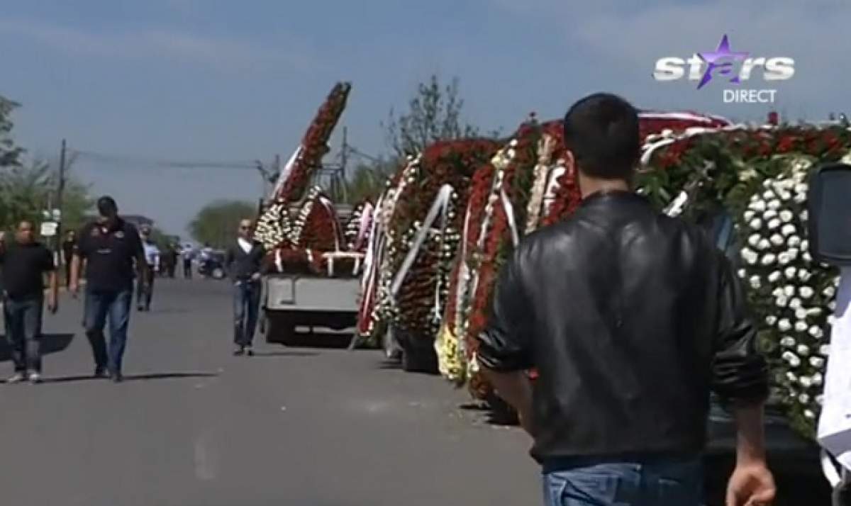 VIDEO / Primele imagini de la înmormântarea lui Fane Spoitoru! Este condus pe ultimul drum de peste 1.000 de persoane şi i-au fost aduse zeci de coroane