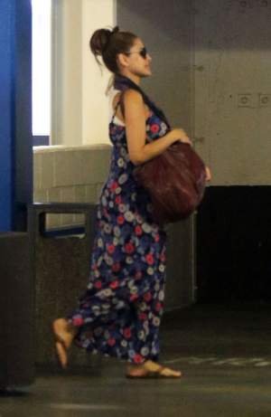 FOTO / Primele imagini cu burtica de gravidă a Evei Mendes