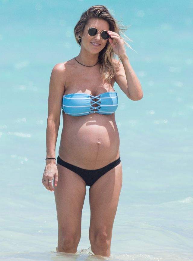 FOTO / Este însărcinată în şase luni şi arată extraordinar! O celebră prezentatoare TV şi-a expus burtica de gravidă la plajă