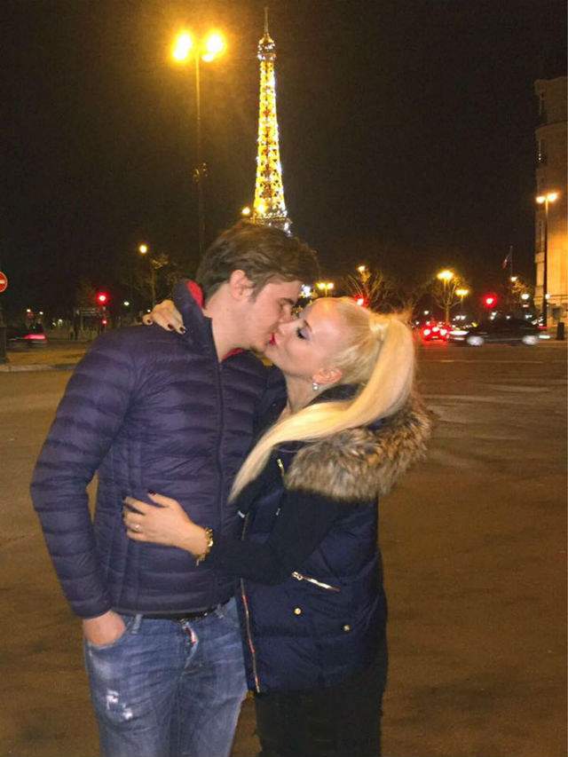 E iubire mare! Cum au fost surprinşi Simona Traşcă şi iubitul ei pe străzile din Paris