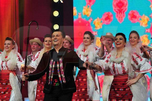 FOTO / Moda se întrece cu bucătăria și taximetria pe scena „Bravo, România!”